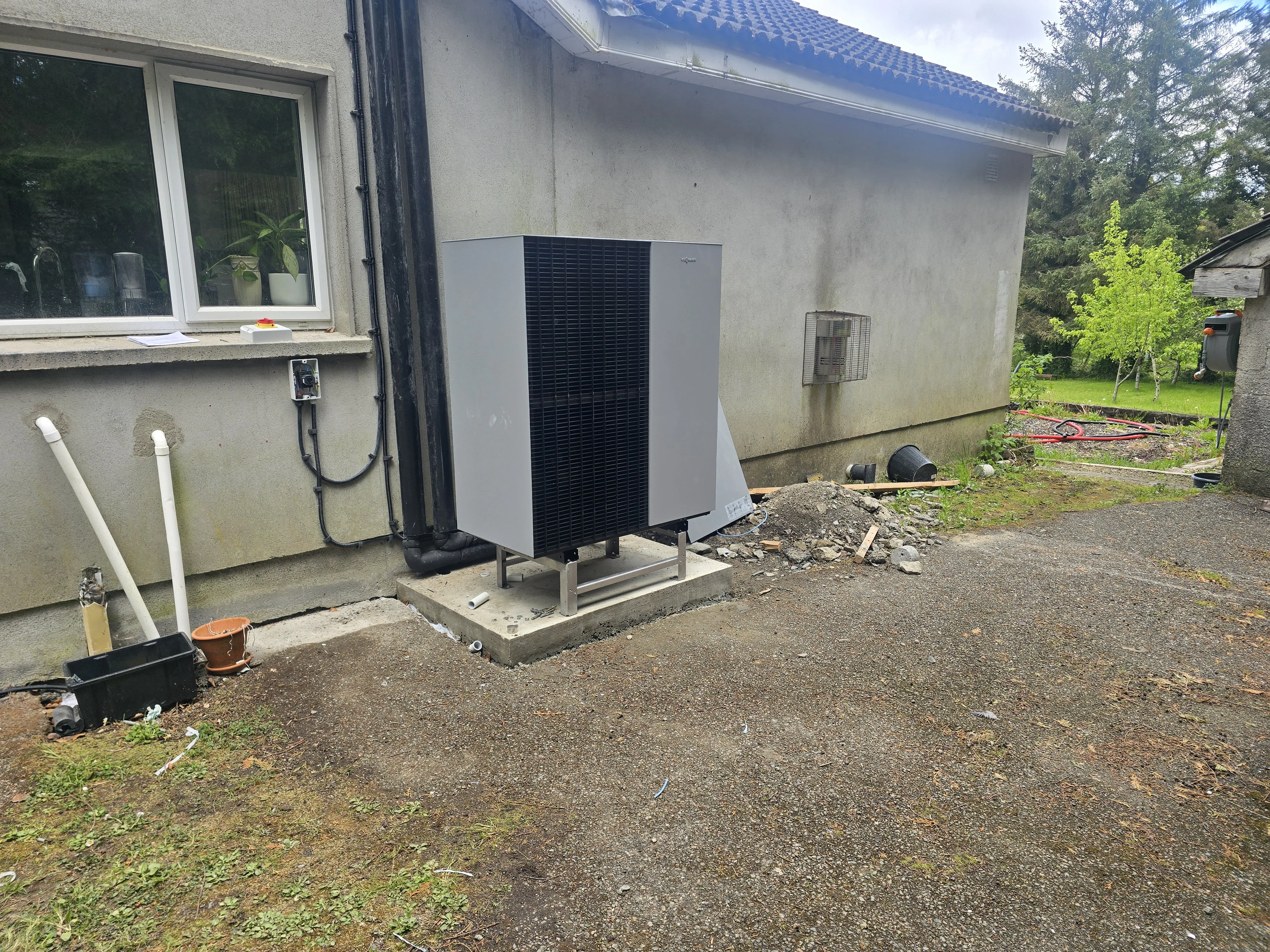 Outdoor heat pump installation