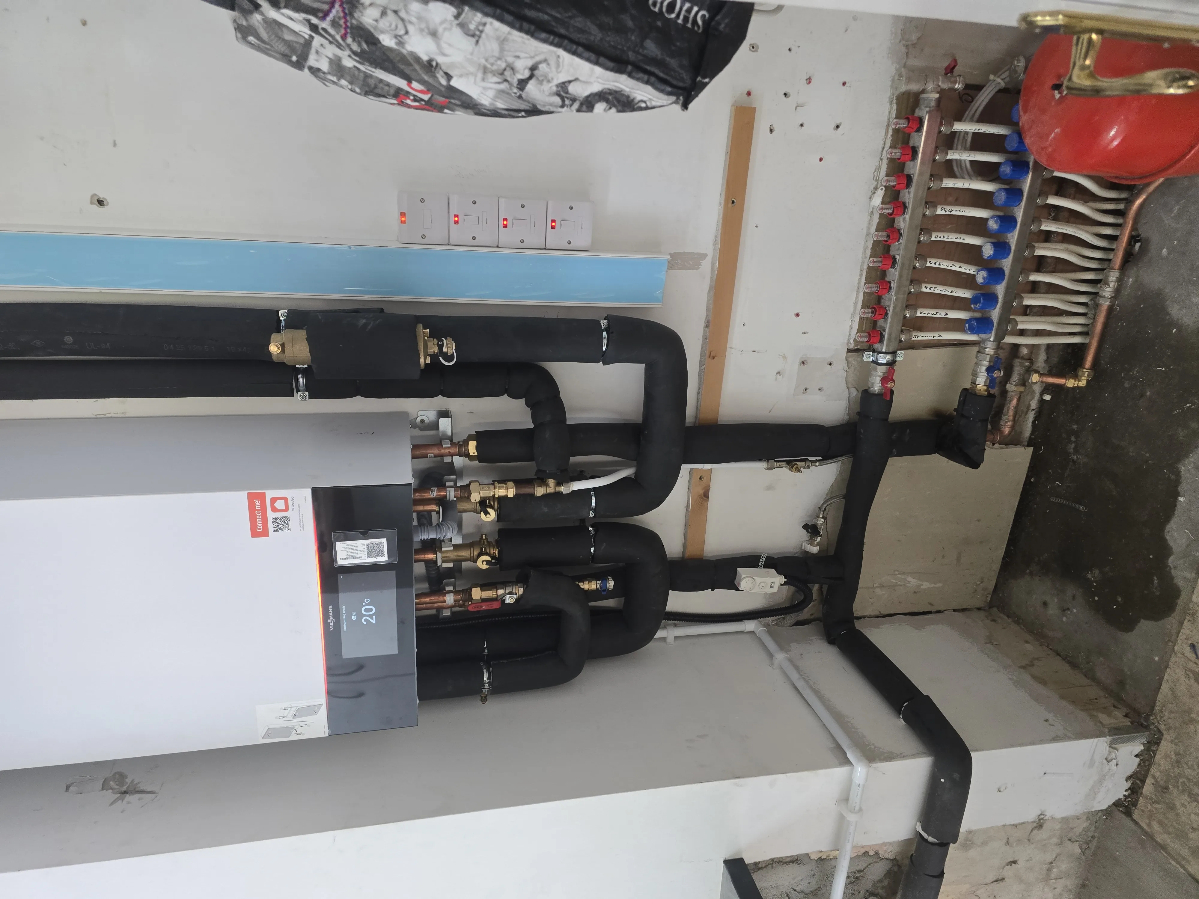 Underfloor manifold and circuit area