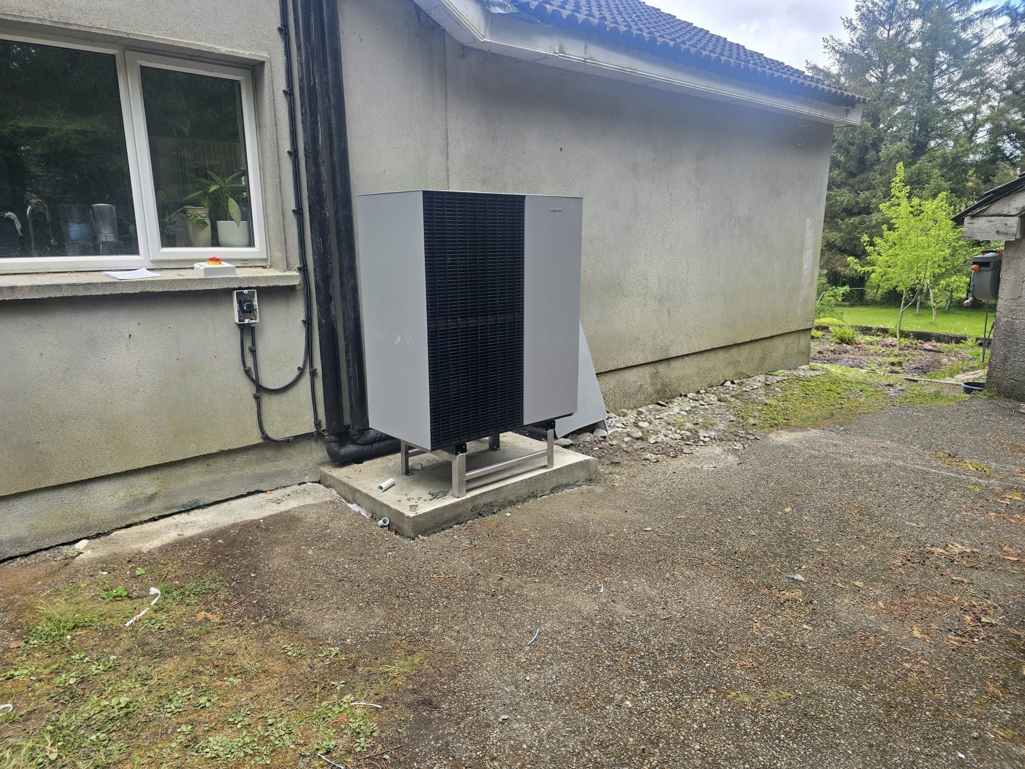 Outdoor heat pump installation