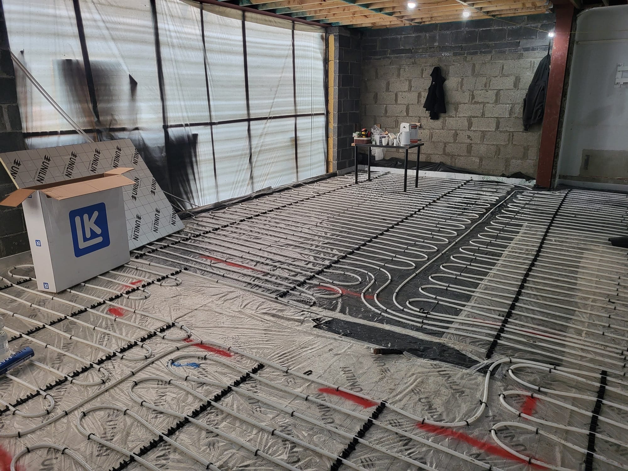 Underfloor manifold and circuit area